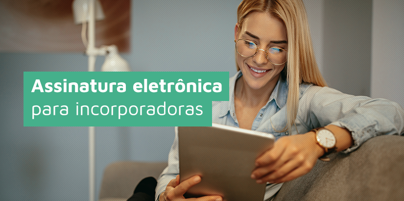 Assinatura Eletrônica: capa, mulher sorri enquanto utiliza tablet