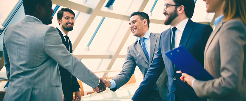 Customer Experience - Pessoas de terno e de negócios 