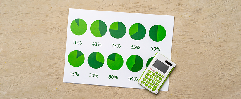 Diferenças entre CRM e ERP: uma folha dispõe vários gráficos pizza e, acima do papel, está uma calculadora