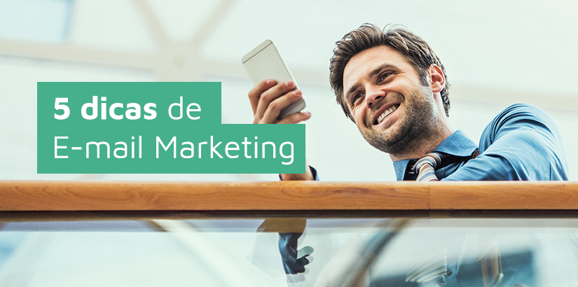 E-mail Marketing: homem olha para o celular sorrindo