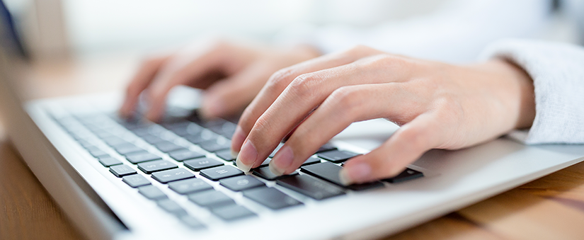 Site para incorporadoras: mãos digitam no teclado do notebook 