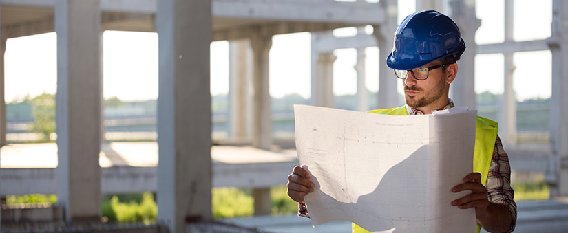 Dia do Urbanismo: engenheiro de obras analisa documento de construção no campo de obras