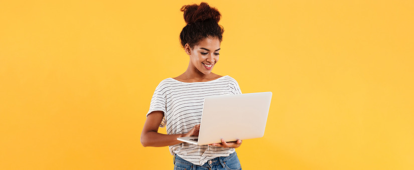 Pré-venda: mulher em pé segurando laptop