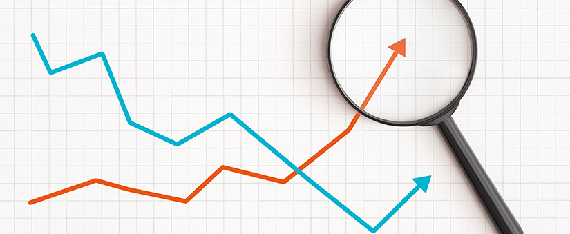 Blog imobiliário: gráfico com setas e uma lupa