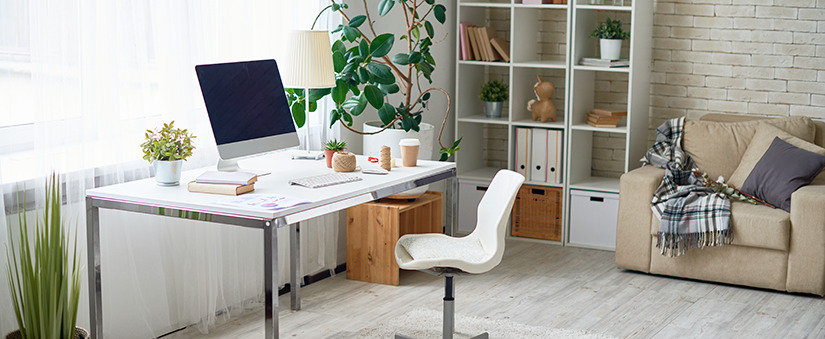Escritório de home office de frente para a janela, bem iluminado