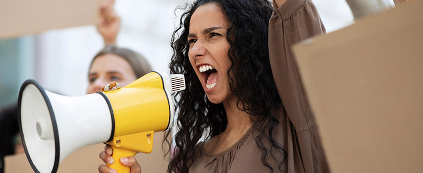 Mulher grita ao megafone