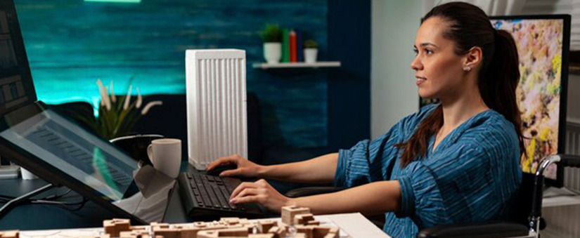 transformação digital: mulher à frente de um computador com as mãos no teclado e no mouse.