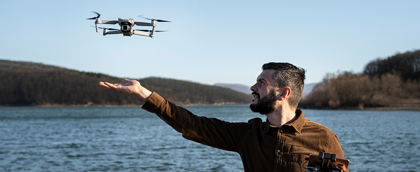 homem pilotando um drone