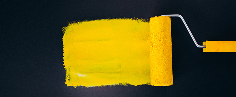 técnicas de gestão: fundo preto e um rolo de tinta amarelo no centro.