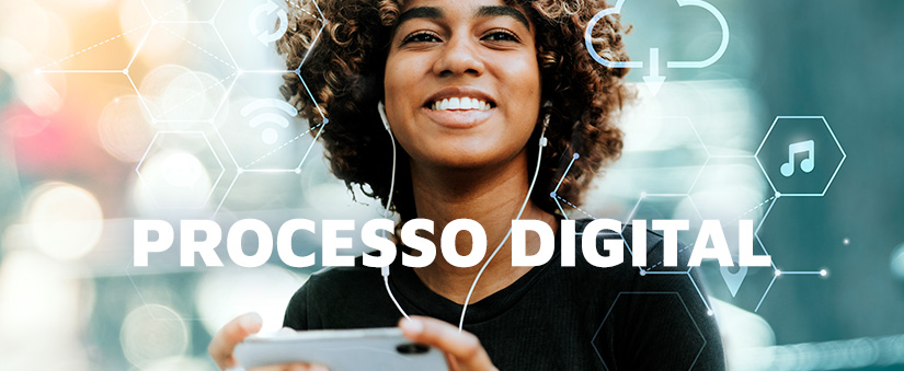 o que é processo digital: imagem de uma mulher sorrindo, segurando um celular e usando fone de ouvido.