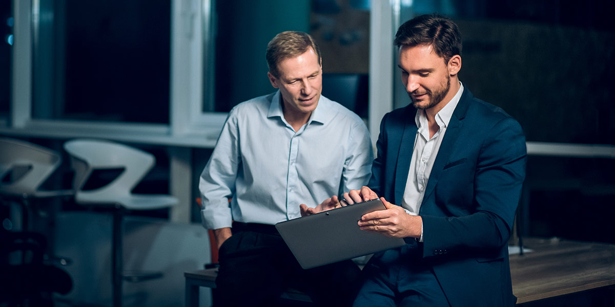 Pitch de vendas: imagem de dois homens olhando para um tablet.