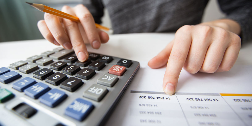 FGTS para compra de imóvel: close em mãos usando uma calculadora.