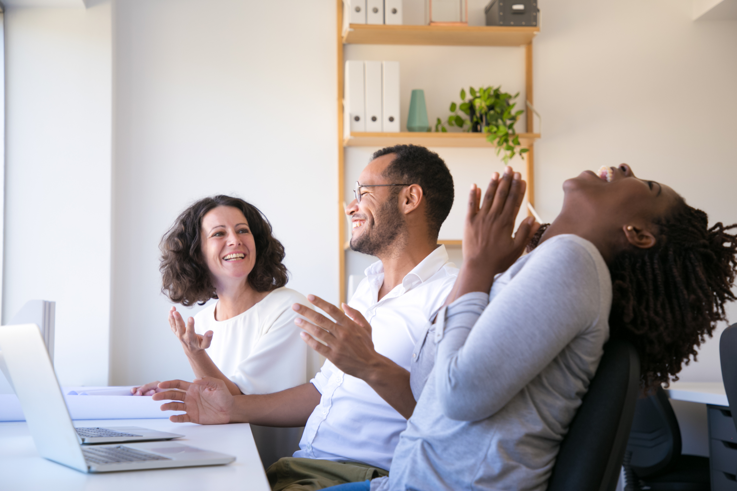 Satisfação no trabalho: a imagem mostra colaboradores felizes.