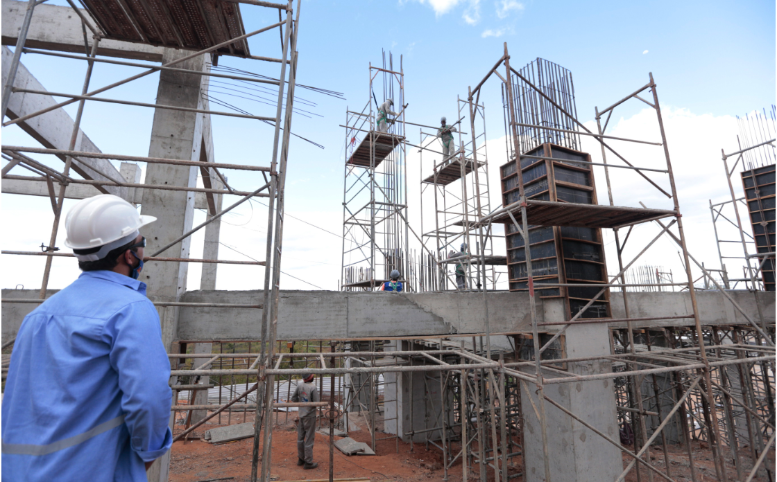 Preço dos materiais de construção registram queda. A image mostra um trabalhador da construção civil no canteiro de obras.