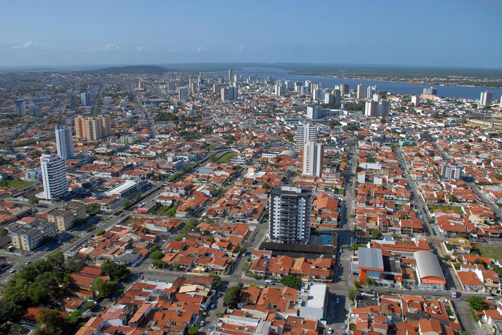 Aracaju registra menor preço médio por metro quadrado de imóvel do nordeste. Imagem mostra uma vista aérea da cidade.