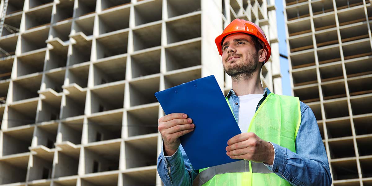 Novos lançamentos: imagem mostra um engenheiro otimista com uma nova construção