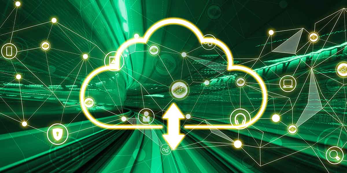 CRM cloud: capa para blog. Fundo esverdeado com a ideia de movimento, em cenas borradas que simulam o mundo urbano. À frente, uma nuvem em 3D se sobressai.