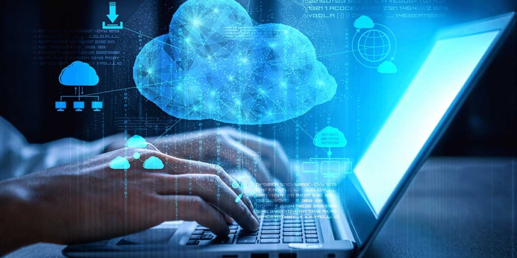 Escalabilidade de software: close nas mãos de uma pessoa digitando num notebook.