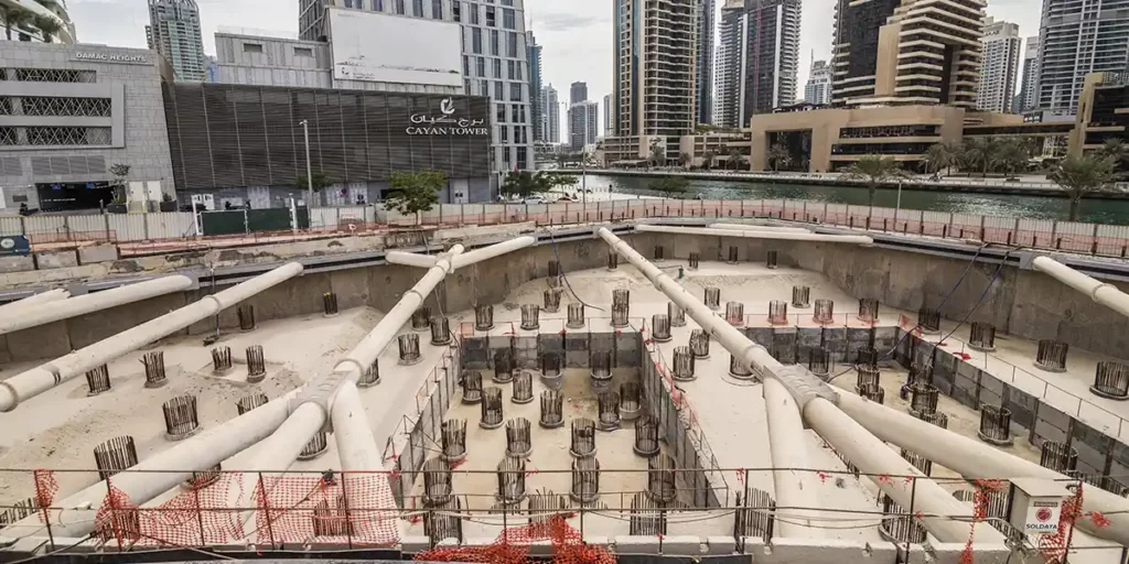 Infraestrutura Urbana: imagem de um canteiro de obras no meio da cidade.