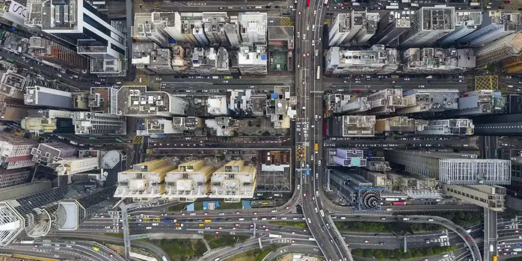 Infraestrutura Urbana: imagem vista de cima de uma cidade com muitos prédios.