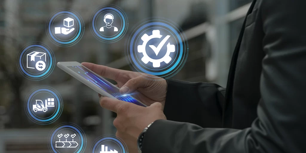 Software Imobiliário: close nas mãos de uma pessoa segurando um celular. Em volta, alguns ícones relativos à infraestrutura.